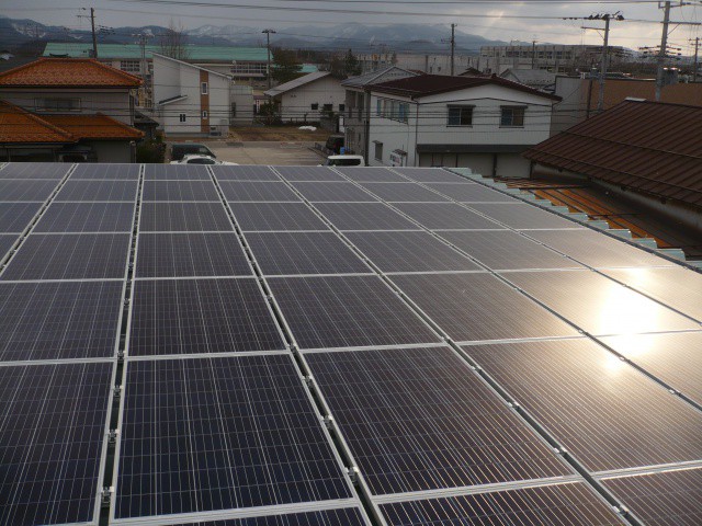 折半屋根には太陽光です！！