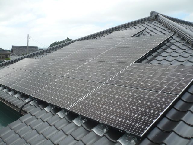 和瓦屋根に太陽光発電